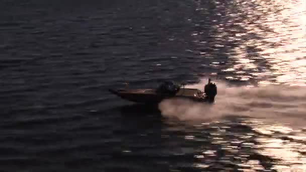 Aerial strzał prędkości łodzi z boku — Wideo stockowe