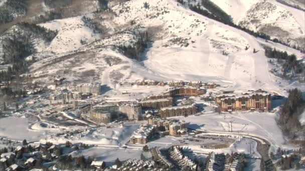 Fotografia aérea dos desfiladeiros resort Park city Utah — Vídeo de Stock