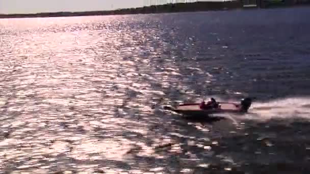 Aerial shot of speed boat from side — Stock Video