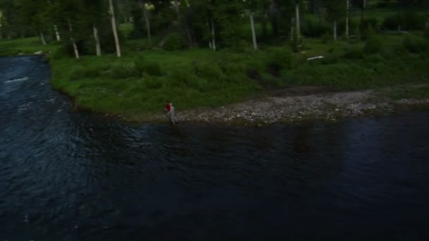 Vue aérienne de deux pêcheurs à la mouche 