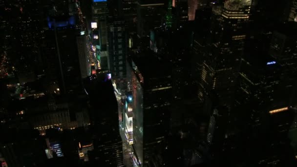 Luchtfoto van bruisende times square in de nacht — Stockvideo