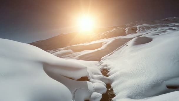 Vue aérienne des montagnes de neige neige paysage hivernal — Video