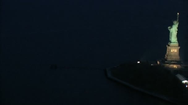 Statue of liberty at night — Stock Video