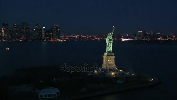 Статуя Свободы ночью — стоковое видео