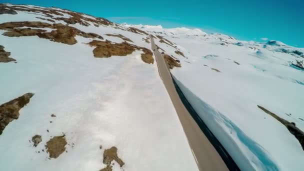 Fjellvei i nordlig retning med høy snøvegg – stockvideo