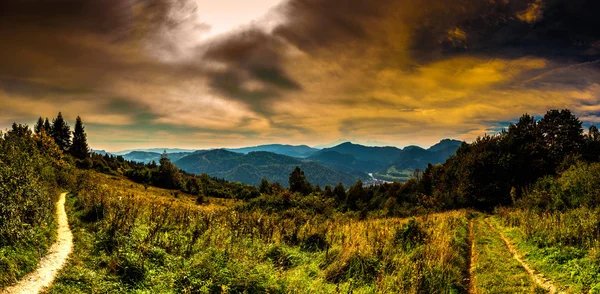 Um olhar para as montanhas Pieniny . — Fotografia de Stock