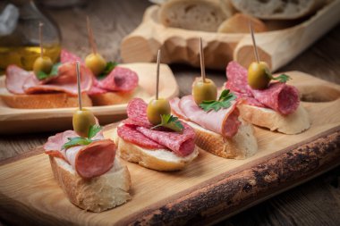 Tapas dilimlenmiş sosis, salam, zeytin ve maydanoz ile.