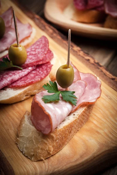 Tapas con salsiccia affettata, salame, olive e prezzemolo . — Foto Stock