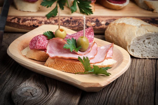 Tapas med Skivad korv, salami, oliver och persilja. — Stockfoto