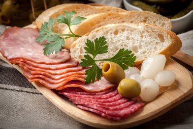 Dilimlenmiş sosis, salam, zeytin, marine edilmiş soğan, cuc tapas