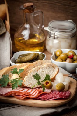 Dilimlenmiş sosis, salam, zeytin, marine edilmiş soğan, cuc tapas