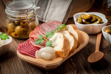 Dilimlenmiş sosis, salam, zeytin, marine edilmiş soğan, cuc tapas