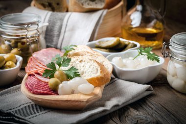 Dilimlenmiş sosis, salam, zeytin, marine edilmiş soğan, cuc tapas