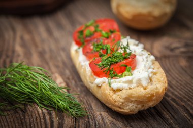 Domates, beyaz peynir, dereotu ve baharat ile lezzetli bruschetta