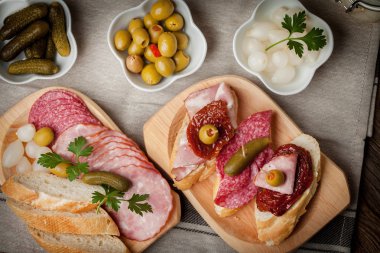 Tapas dilimlenmiş sosis, salam, zeytin ve maydanoz ile.