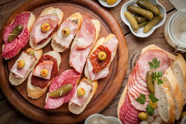 Tapas dilimlenmiş sosis, salam, zeytin ve maydanoz ile.