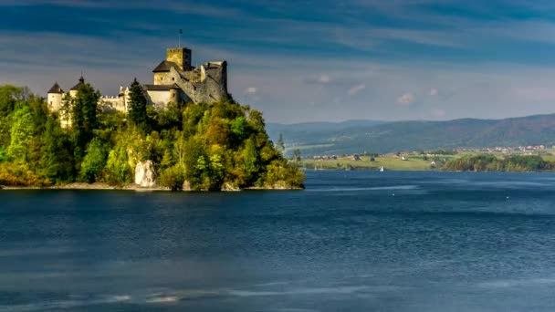 Castillo medieval de Dunajec en Niedzica junto al lago Czorsztyn, Polonia . — Vídeo de stock