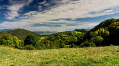 Bulutlar Pieniny dağlar üzerinde.