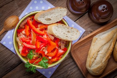 Leczo - biber, soğan ve sosis ile güveç.