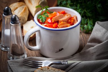 Leczo - biber, soğan ve sosis ile güveç.