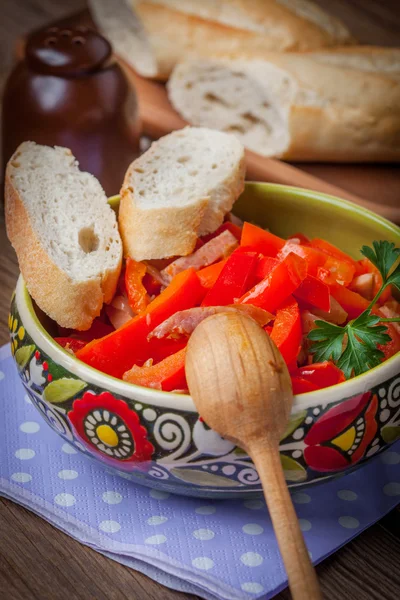 Leczo - stoofpotje met paprika, uien en worst. — Stockfoto