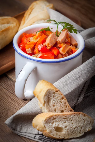 Leczo - guisado com pimentas, cebolas e salsichas . — Fotografia de Stock