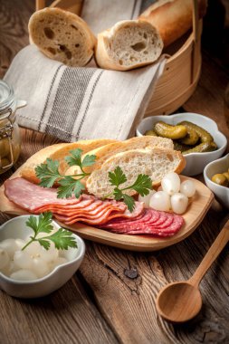 Dilimlenmiş sosis, salam, zeytin, marine edilmiş soğan, cuc tapas