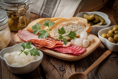 Dilimlenmiş sosis, salam, zeytin, marine edilmiş soğan, cuc tapas