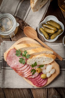 Dilimlenmiş sosis, salam, zeytin, marine edilmiş soğan, cuc tapas