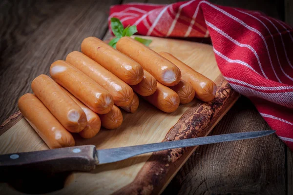 Salsicce sulla tavola di legno . — Foto Stock