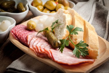 Dilimlenmiş sosis, salam, zeytin, marine edilmiş soğan, cuc tapas