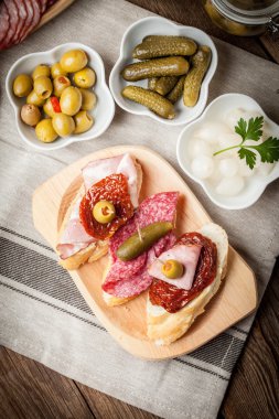 Tapas dilimlenmiş sosis, salam, zeytin ve maydanoz ile.