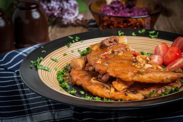 Bir tabakta et güveç ile patates pancakes.