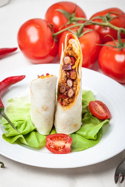 Burritos gefüllt mit Hackfleisch, Bohnen und Gemüse. — Stockfoto