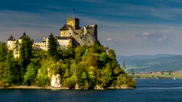 Medieval Dunajec castle in Niedzica by lake Czorsztyn, Poland. — Stock Video