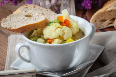 taze ev yapımı sebze çorbası.