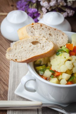 taze ev yapımı sebze çorbası.