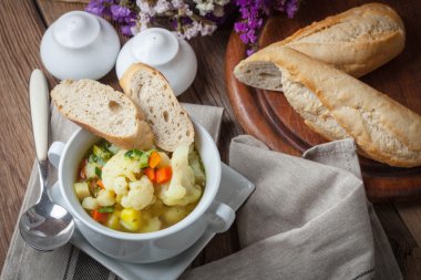 taze ev yapımı sebze çorbası.