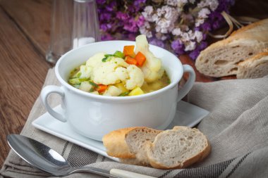 taze ev yapımı sebze çorbası.