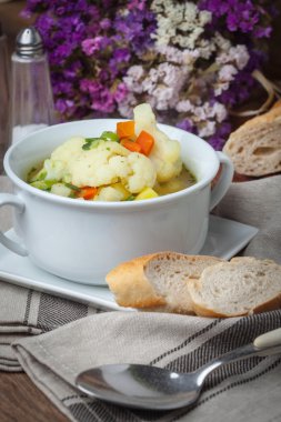 taze ev yapımı sebze çorbası.