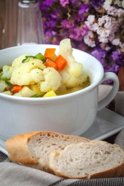 taze ev yapımı sebze çorbası.