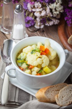 taze ev yapımı sebze çorbası.