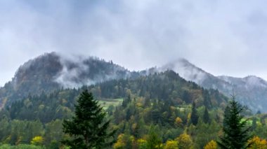 Dağlardan yükselen buhar.