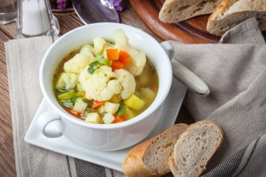 taze ev yapımı sebze çorbası.