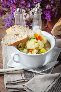 taze ev yapımı sebze çorbası.