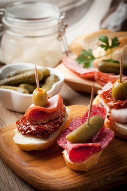 Tapas dilimlenmiş sosis, salam, zeytin ve maydanoz ile.