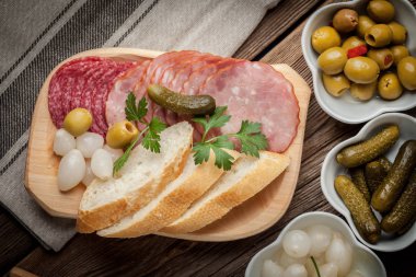 Dilimlenmiş sosis, salam, zeytin, marine edilmiş soğan, cuc tapas