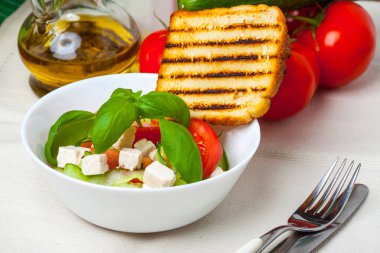 taze Akdeniz salatası.