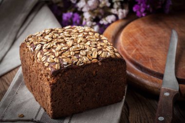 Bütün tahıl çavdar ekmeği tohumları ile.