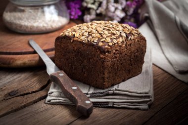 Bütün tahıl çavdar ekmeği tohumları ile.